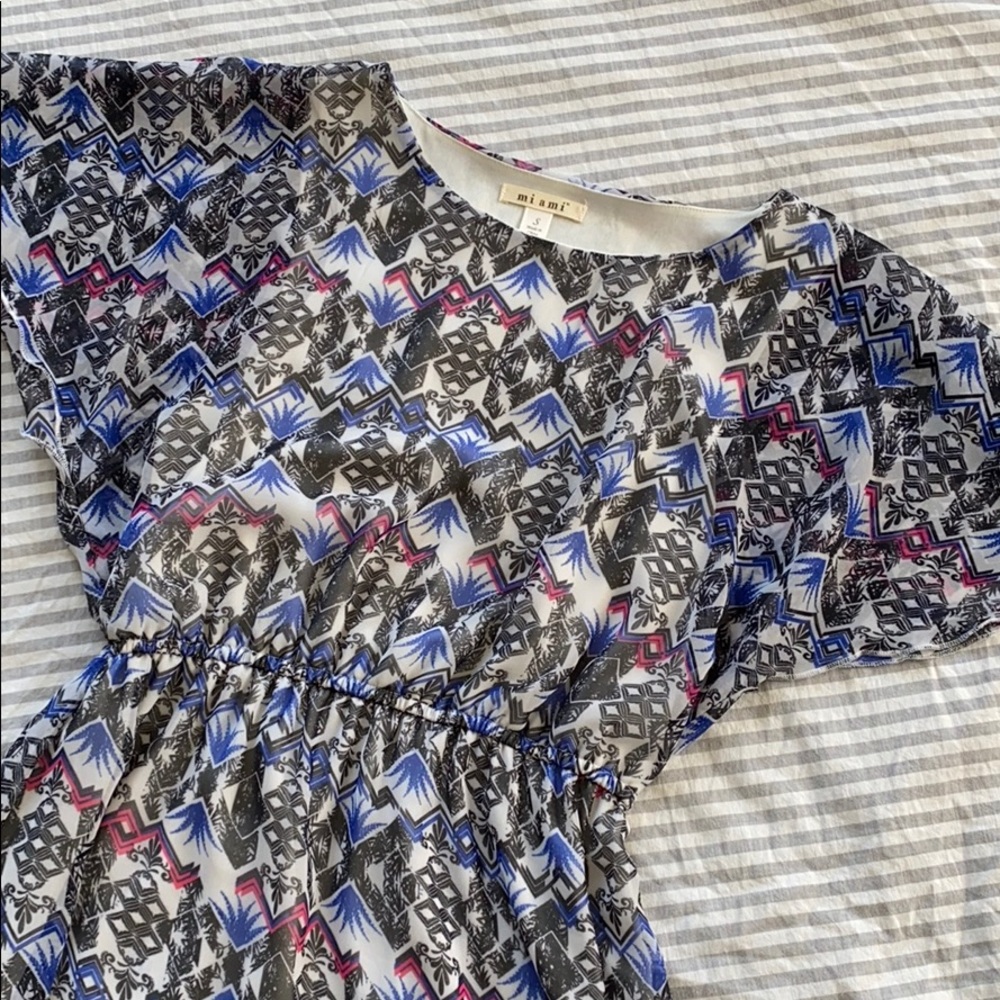 Small Flowy Patterned Dress - Picture 3 of 9